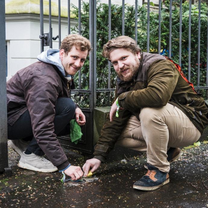 Zwei Jungen putzen Stolpersteine in Bonn