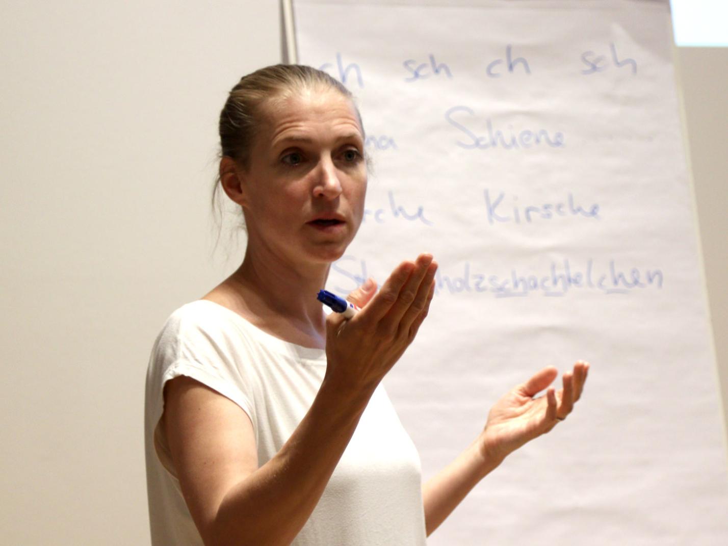 Logopädin Neele Schöndube erklärt die Zusammenhänge beim Sprechen