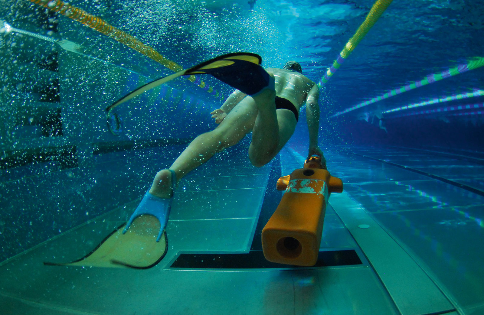 Rettungsschwimmer im Hallenbad