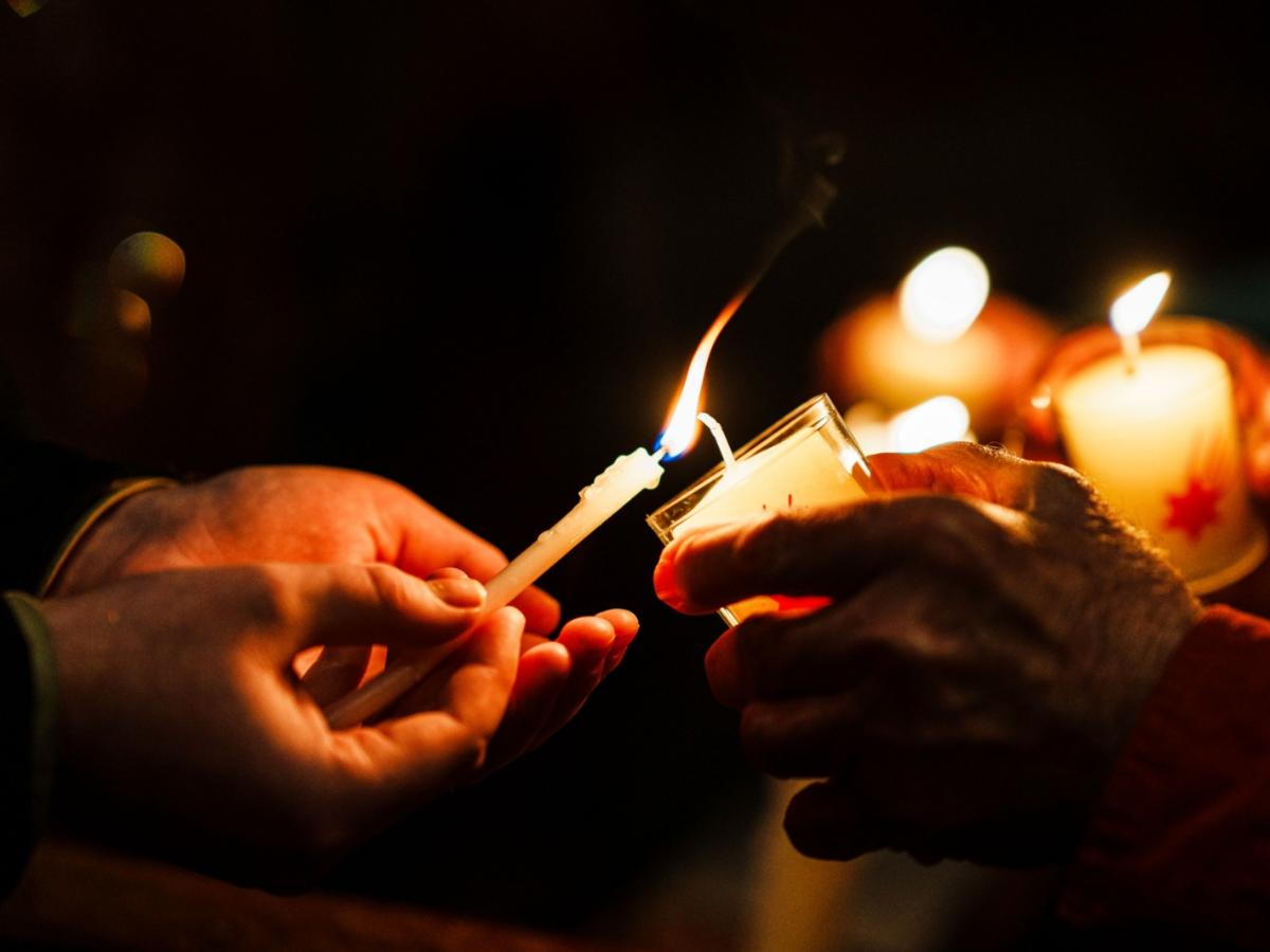 Friedenslicht 2025 im Bonner Münster (c) Jacob Maibaum Friedenslicht 2025 im Bonner Münster