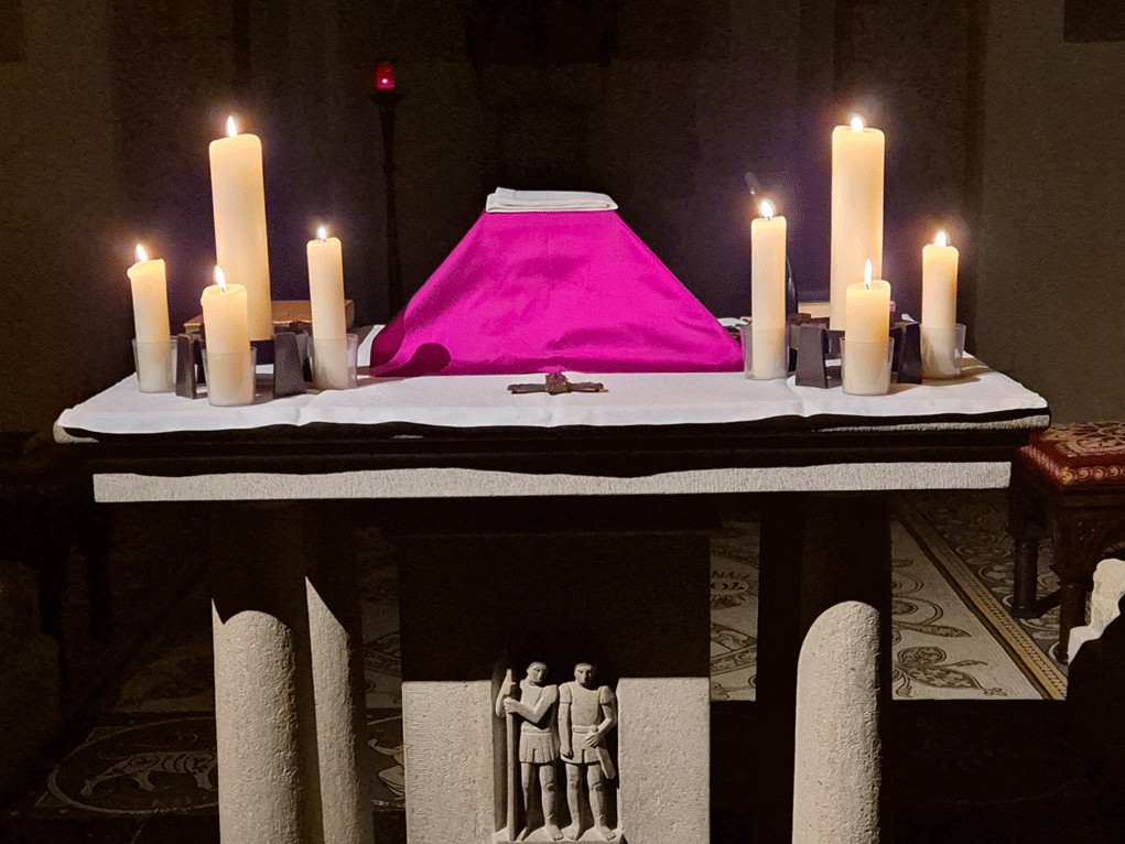 Altar im Kerzenscheint