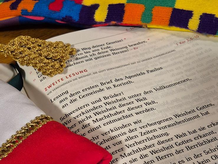 Lektionar mit Narrenkappe