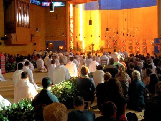 Morgengebet in der Kirche in Taizé