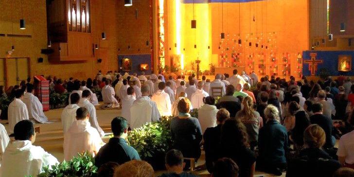 Morgengebet in der Kirche in Taizé