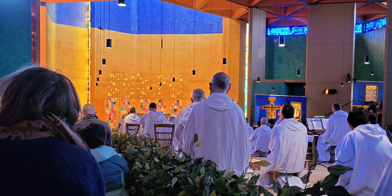 Morgengebet in der Kirche in Taizé